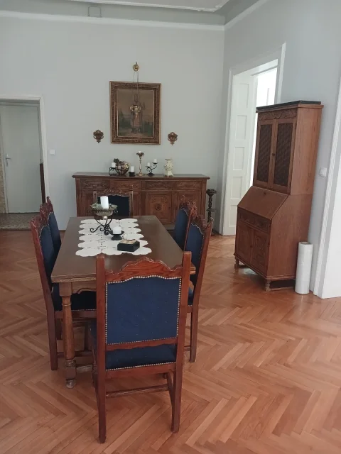 Prodajem stari trpezarijski komplet dobro očuvan