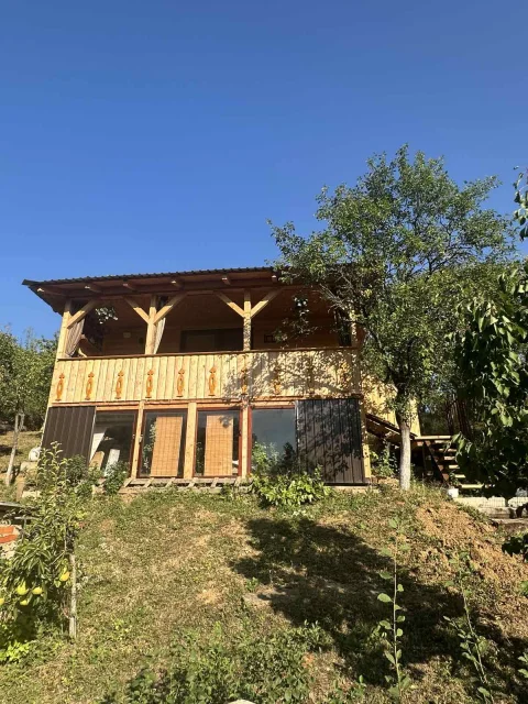 Lepa nova brvnara u Vrdniku se izdaje na dan ili vise