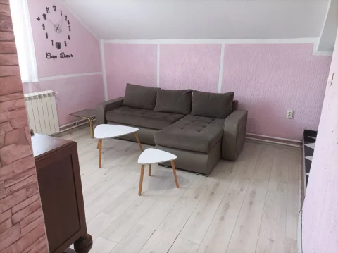 Namešten stan u kući, 50m2, na prvom spratu, zaseban ulaz