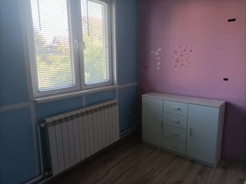 Namešten stan u kući, 50m2, na prvom spratu, zaseban ulaz